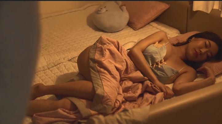 Em mình dây hoodie trắng